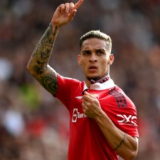 Antony Matheus zahvaljuje treneru Eriku ten Hagu na priznanju
